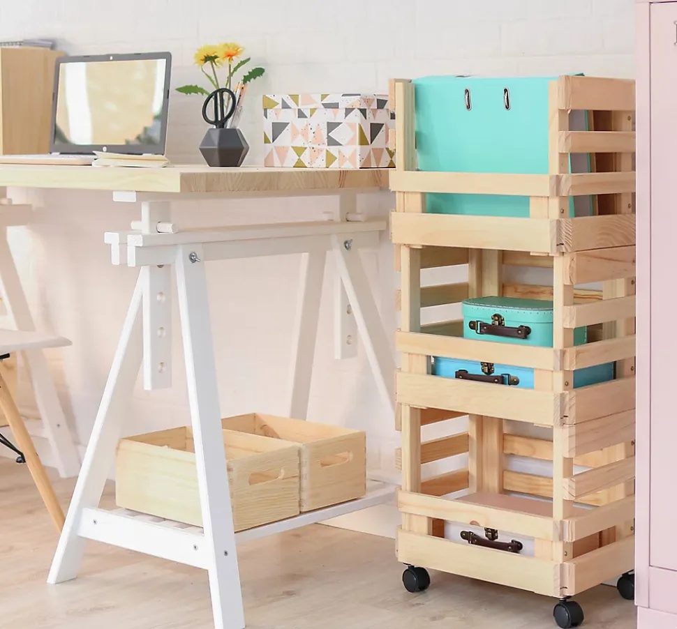 Resserre de trois caisses en pin empilables (90x38x30cm) avec 4 roulettes