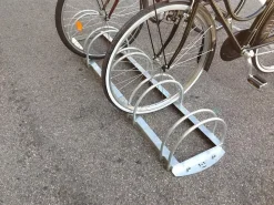 Râtelier vélos à 5 places parallèles.