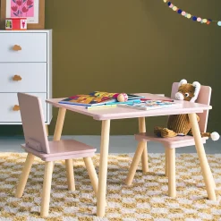 Table carrée enfant avec 2 chaises. pieds en pin. rose