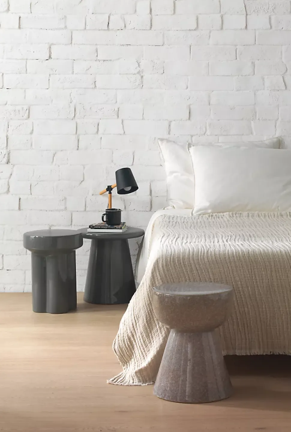 Tabouret / table d'appoint en céramique grise