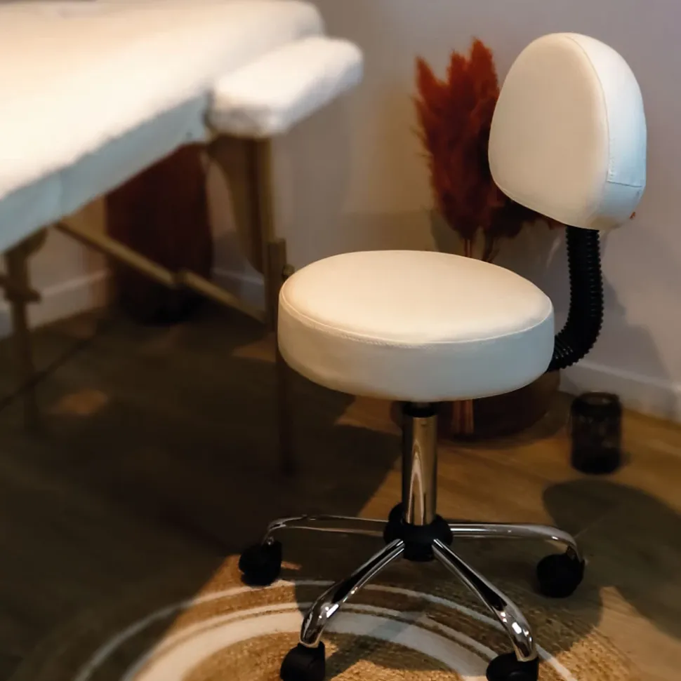 Tabouret rond à roulettes avec dossier réglable en hauteur de 50 à 64 cm et pivotable - Blanc - Vivezen