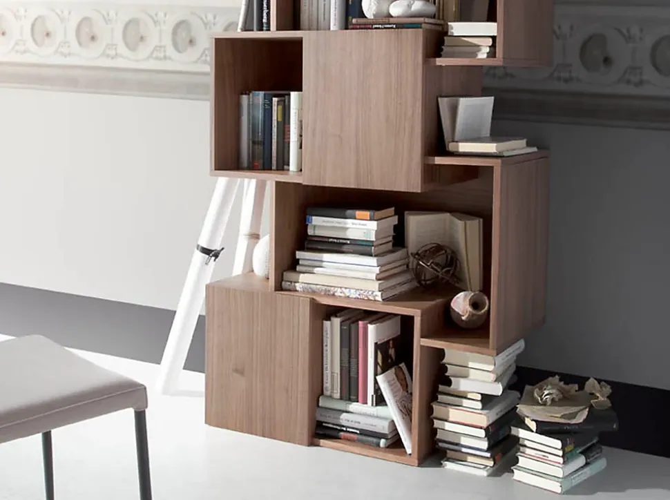Étagère en bois de noyer élégante avec portes en acier chromé