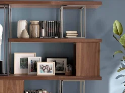 Étagère Moderne en Noyer et Acier Inoxydable Chromé pour Intérieur Élégant