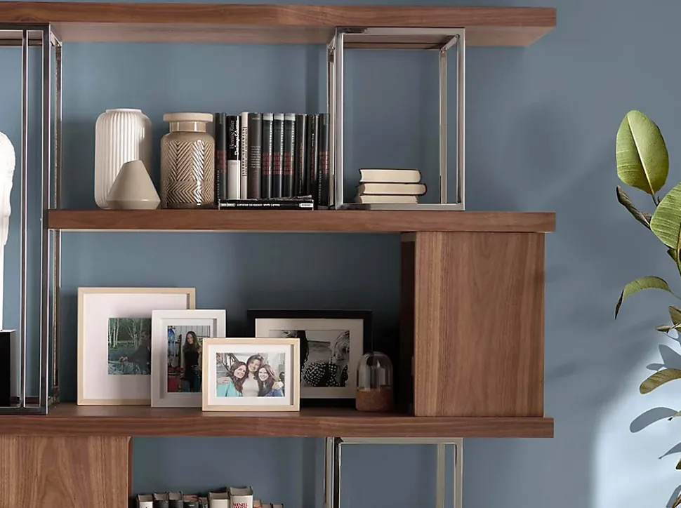 Étagère Moderne en Noyer et Acier Inoxydable Chromé pour Intérieur Élégant