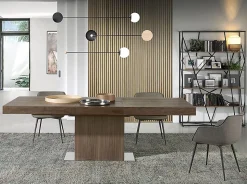 Étagères modernes en noyer et acier noir pour un intérieur élégant