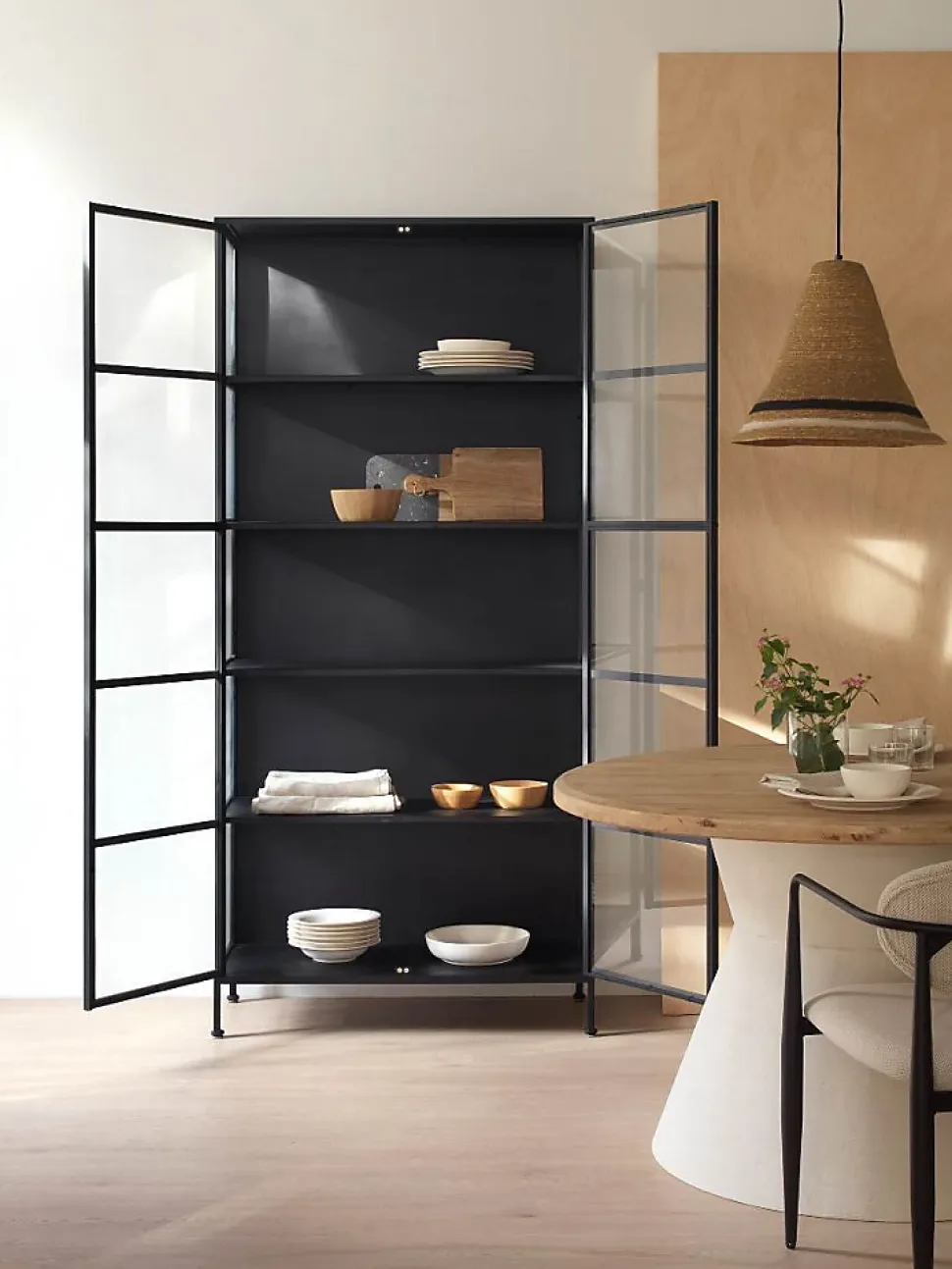 Vitrine haute avec portes et côtés en verre structure métallique noire