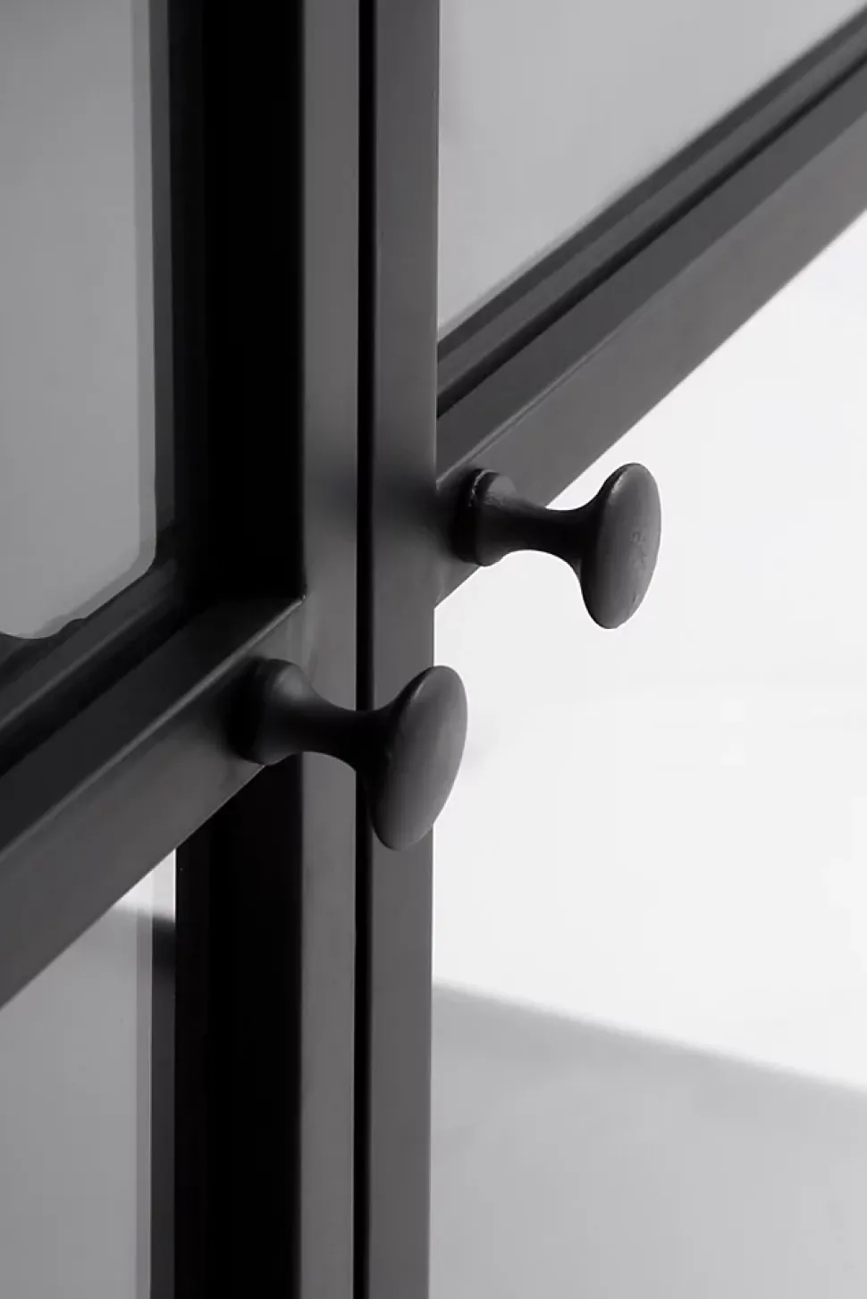 Vitrine haute avec portes et côtés en verre structure métallique noire