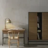 Vitrine plaquée en frêne noir avec portes en couleur naturelle